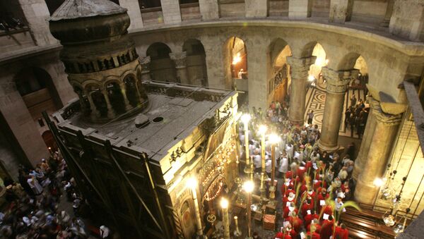 Christian clergymen holding Palm branches walk around the tomb of Jesus Christ during a mass to mark Palm Sunday in the Church of the Holy Sepulchre in Jerusalem's Old City. (File) Christian clergymen holding Palm branches walk around the tomb of Jesus Christ during a mass to mark Palm Sunday in the Church of the Holy Sepulchre in Jerusalem's Old City. (File) - Sputnik Mundo