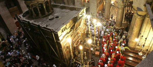 Christian clergymen holding Palm branches walk around the tomb of Jesus Christ during a mass to mark Palm Sunday in the Church of the Holy Sepulchre in Jerusalem's Old City. (File) - Sputnik Mundo