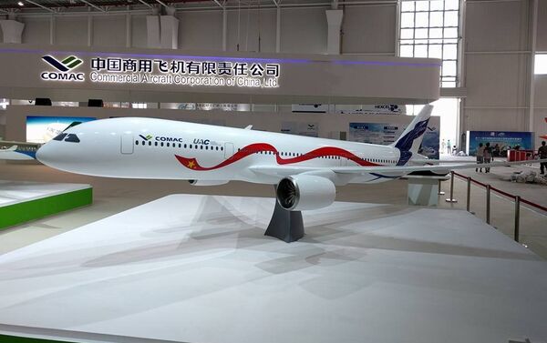 La maqueta del avión de pasajeros ruso-chino de ancho fuselaje C929 / ShFDMS presentada en la feria aeroespacial Airshow China 2016 - Sputnik Mundo