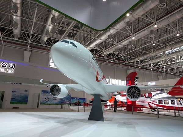 La maqueta del avión de pasajeros ruso-chino de ancho fuselaje C929 / ShFDMS presentada en la feria aeroespacial Airshow China 2016 La maqueta del avión de pasajeros ruso-chino de ancho fuselaje C929 / ShFDMS presentada en la feria aeroespacial Airshow China 2016 - Sputnik Mundo