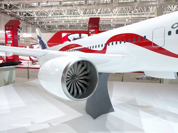 La maqueta del avión de pasajeros ruso-chino de ancho fuselaje C929 / ShFDMS presentada en la feria aeroespacial Airshow China 2016 La maqueta del avión de pasajeros ruso-chino de ancho fuselaje C929 / ShFDMS presentada en la feria aeroespacial Airshow China 2016 - Sputnik Mundo