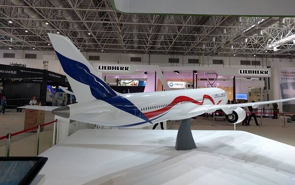 La maqueta del avión de pasajeros ruso-chino de ancho fuselaje C929 / ShFDMS presentada en la feria aeroespacial Airshow China 2016 - Sputnik Mundo