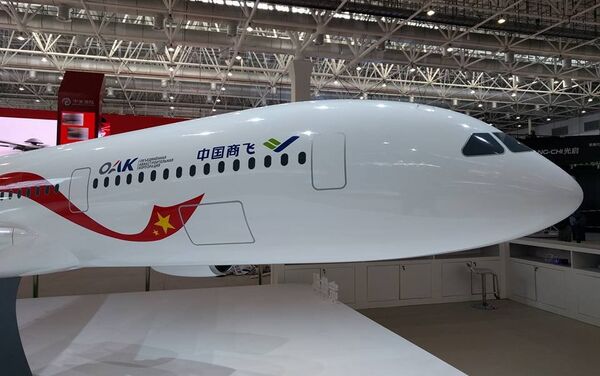 La maqueta del avión de pasajeros ruso-chino de ancho fuselaje C929 / ShFDMS presentada en la feria aeroespacial Airshow China 2016 - Sputnik Mundo