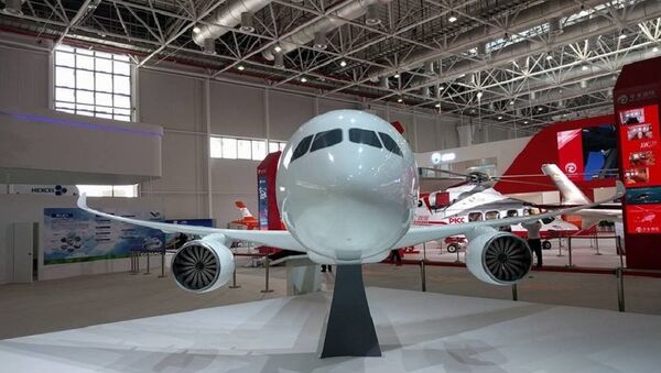 La maqueta del avión de pasajeros ruso-chino de ancho fuselaje C929 / ShFDMS presentada en la feria aeroespacial Airshow China 2016 - Sputnik Mundo