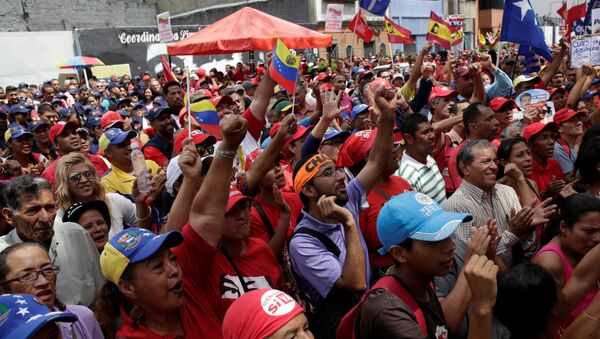 Partidarios del presidente de Venezuela, Nicolás Maduro, fuera del edificio de la Asamblea Nacional en Caracas el 1 de noviembre de 2016 - Sputnik Mundo