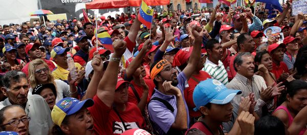 Partidarios del presidente de Venezuela, Nicolás Maduro, fuera del edificio de la Asamblea Nacional en Caracas el 1 de noviembre de 2016 - Sputnik Mundo