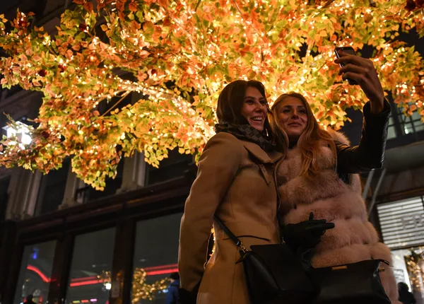 Mujeres rusas en las calles de Moscú Mujeres rusas en las calles de Moscú - Sputnik Mundo