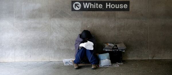 Una persona sin hogar en la estación de metro cerca de la Casa Blanca en Washington, EEUU - Sputnik Mundo