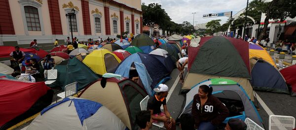 El campamento de los partidarios de Nicolás Maduro cerca de Palacio de Miraflores El campamento de los partidarios de Nicolás Maduro cerca de Palacio de Miraflores - Sputnik Mundo