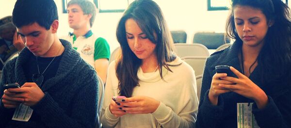 Personas conectadas con sus smartphones Personas conectadas con sus smartphones - Sputnik Mundo
