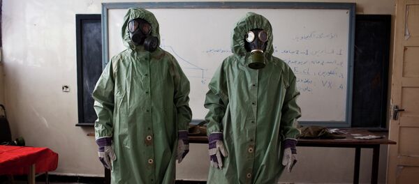 Los voluntarios en las máscaras protectoras en Alepo, Siria Los voluntarios en las máscaras protectoras en Alepo, Siria - Sputnik Mundo
