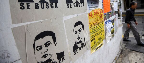 Pancartas con la imagen de Javier Duarte - Sputnik Mundo