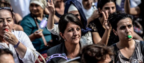 Pervin Buldan (en el centro) - Sputnik Mundo