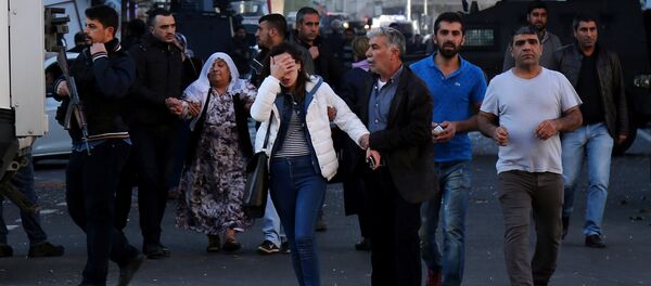 Gente tras la explosión en Turquía - Sputnik Mundo