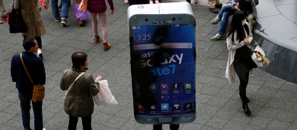 Un hombre en Tokio disfrazado de un Galaxy Note 7, el producto más 'explosivo' de Samsung recientemente - Sputnik Mundo