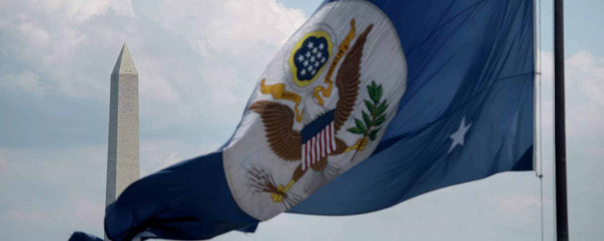 The Washington Monument is seen beyond the US State Department's flag June 30, 2015 in Washington, DC The Washington Monument is seen beyond the US State Department's flag June 30, 2015 in Washington, DC - Sputnik Mundo, 1920, 23.06.2022