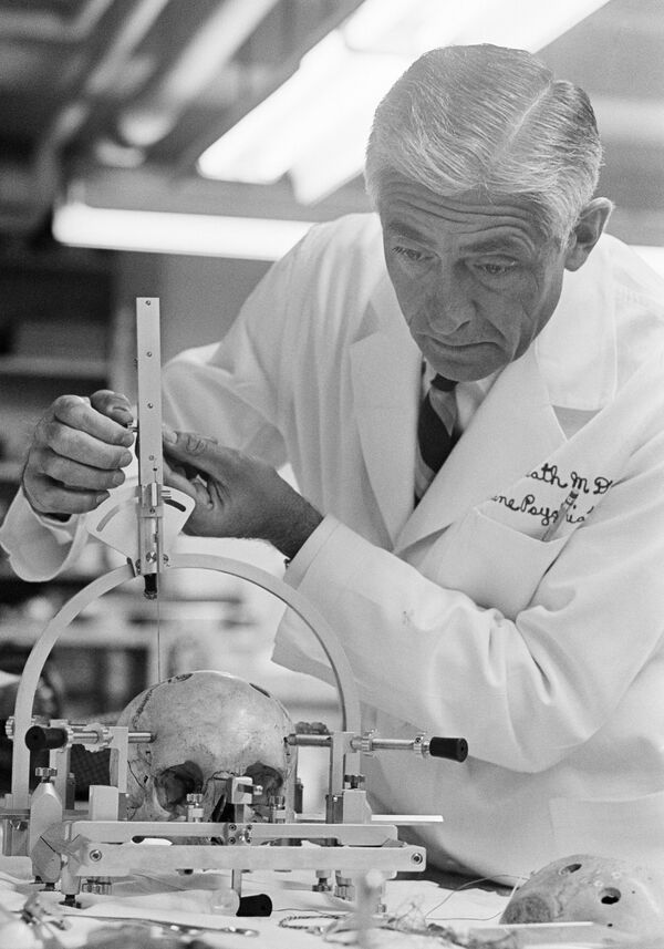 Doctor Robert Heath - Sputnik Mundo