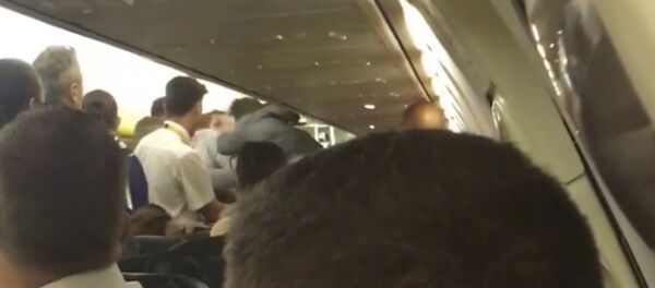 Conflicto a bordo de un avión - Sputnik Mundo