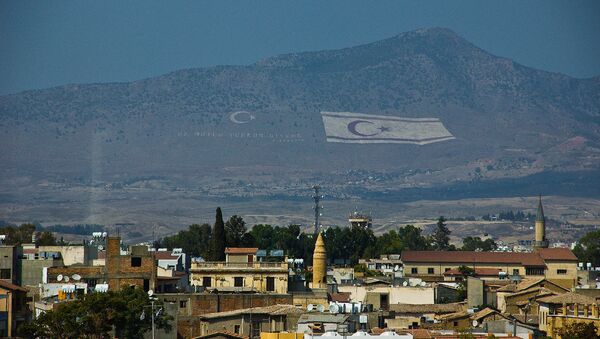 La bandera de la autoproclamada República Turca del Norte de Chipre - Sputnik Mundo