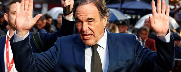 Director Oliver Stone poses as he arrives for the gala screening of the film Snowden - Sputnik Mundo