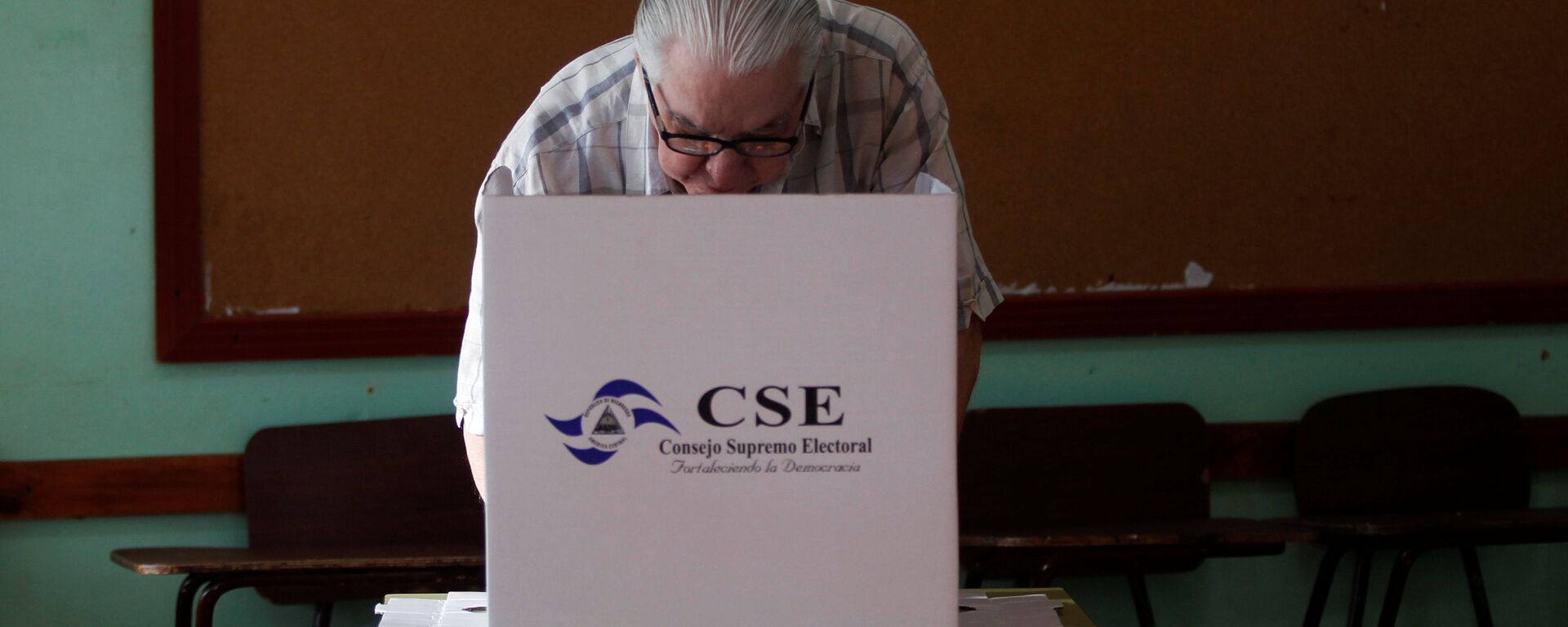 A man marks his ballot during the Nicaragua's presidential elections at a polling station in Managua November - Sputnik Mundo, 1920, 26.10.2021