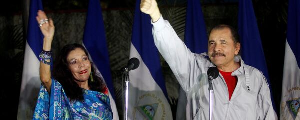 El presidente reelecto de Nicaragua, Daniel Ortega, con su mujer, Rosario Murillo - Sputnik Mundo