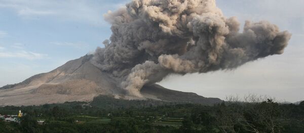El volcán Sinabung en Indonesia - Sputnik Mundo