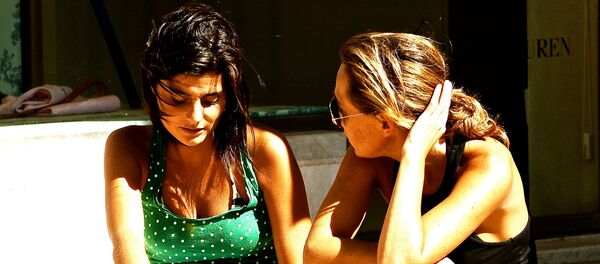 Dos mujeres hablando - Sputnik Mundo