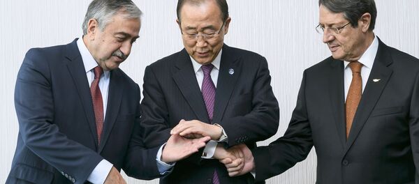 Ban Ki-moon con el presidente de la República de Chipre, Nikos Anastasiadis, y líder de la comunidad turca de la isla, Mustafa Akinci - Sputnik Mundo