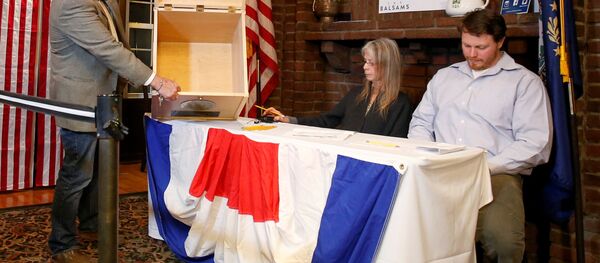 El alcalde de Dixville Notch muestra la caja de votación vacía - Sputnik Mundo