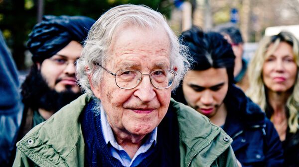 Noam Chomsky - Sputnik Mundo