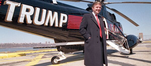 Дональд Трамп у своего вертолета, 1988 - Sputnik Mundo