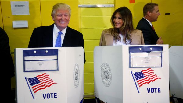 Donald Trump, candidato a la presidencia de EEUU, vota acompañado de su esposa, Melania Trump Donald Trump, candidato a la presidencia de EEUU, vota acompañado de su esposa, Melania Trump - Sputnik Mundo
