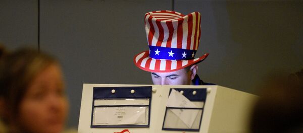 Un hombre echa su voto en las elecciones presidenciales en EEUU Un hombre echa su voto en las elecciones presidenciales en EEUU - Sputnik Mundo