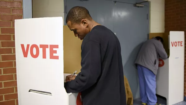 John Boyce (L) fills out his ballot during the U.S. presidential election in Oklahoma City, Oklahoma, U.S., November 8, 2016. - Sputnik Mundo