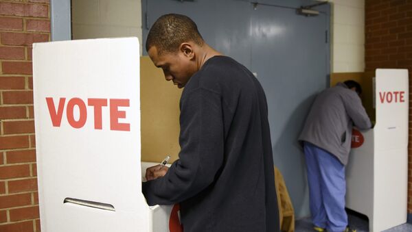 John Boyce (L) fills out his ballot during the U.S. presidential election in Oklahoma City, Oklahoma, U.S., November 8, 2016. - Sputnik Mundo