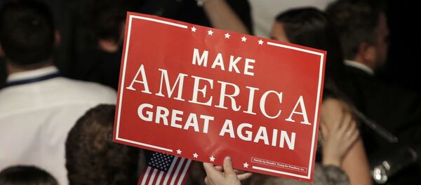 Una pancarta del eslogan del candidato republicano, Donald Trump - Sputnik Mundo