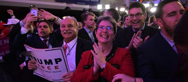 Supporters of Republican presidential elect Donald Trump cheer at the New York Hilton Midtown in New York on November 9, 2016. Trump stunned America and the world on November 9, riding a wave of populist resentment to defeat Hillary Clinton in the race to become the 45th president of the United States. - Sputnik Mundo