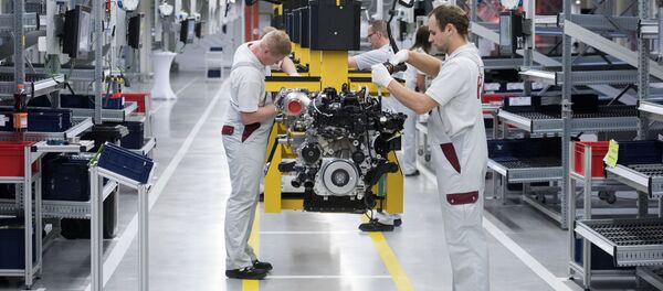 Workers complete the new four-cylinder diesel engine OM 654 during the official start of production in the MDC Power GmbH, a company of the German Daimler AG, in Koelleda, central Germany - Sputnik Mundo