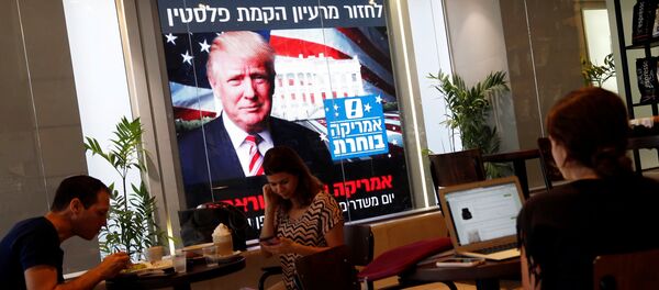 Imagen del presidente electo de EEUU, Donald Trump, en una cafetería en Israel - Sputnik Mundo