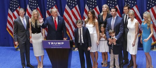 El presidente electo de EEUU, Donald Trump, con su familia El presidente electo de EEUU, Donald Trump, con su familia - Sputnik Mundo