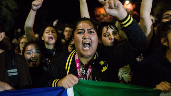 Los estudiantes protestan en el campus en Davis, California, después de la elección de Donald Trump como Presidente de Estados Unidos - Sputnik Mundo