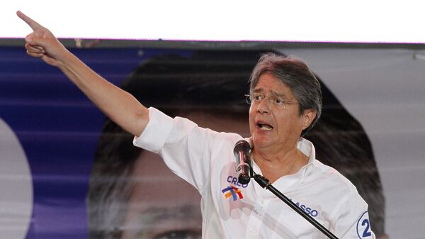 Opposition presidential candidate of the Movement Creando Oportunidades, CREO, party, Guillermo Lasso, delivers a speech during his closing campaign rally in Guayaquil, Ecuador, Thursday, Feb. 14, 2013. - Sputnik Mundo