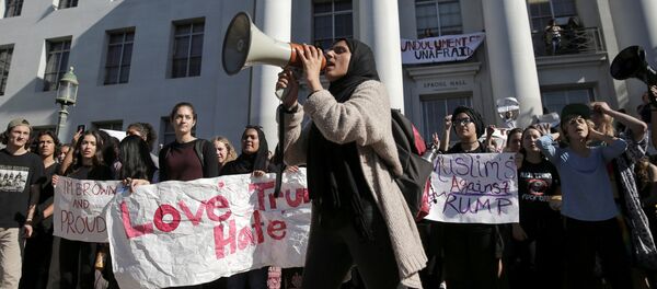 Estudiantes en California protestan por la elección de Trump - Sputnik Mundo