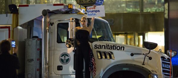 La cantante Lady Gaga durante la protesta contra Donald Trump - Sputnik Mundo