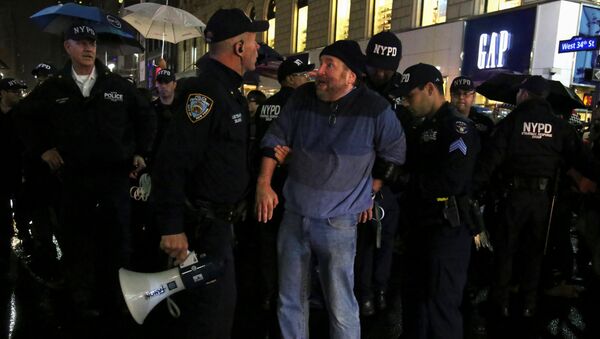 Detención de un participante de la protesta contra Trump en EEUU Detención de un participante de la protesta contra Trump en EEUU - Sputnik Mundo
