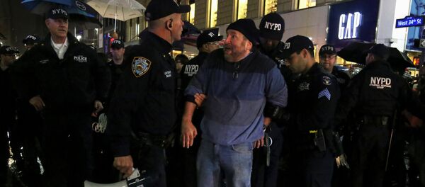 Detención de un participante de la protesta contra Trump en EEUU - Sputnik Mundo
