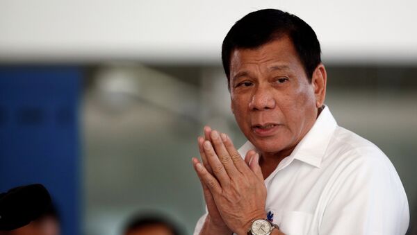 Philippine President Rodrigo Duterte speaks during a news conference at the Ninoy Aquino International airport in Paranaque, Metro Manila - Sputnik Mundo