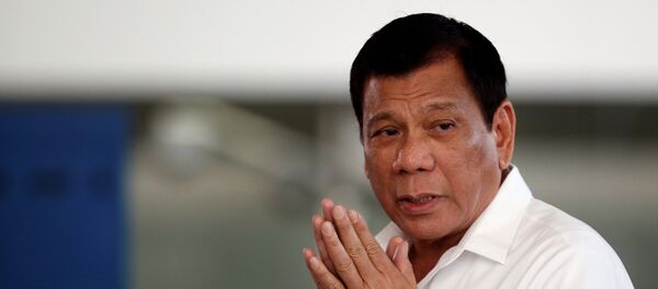 Philippine President Rodrigo Duterte speaks during a news conference at the Ninoy Aquino International airport in Paranaque, Metro Manila - Sputnik Mundo