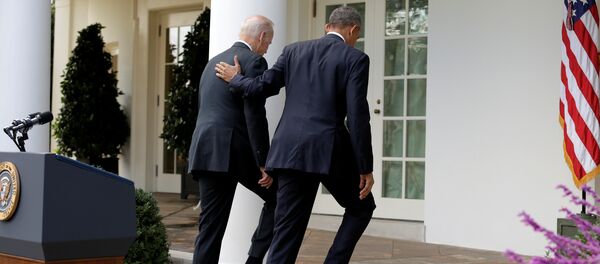 Barack Obama camina con el vicepresidente estadounidense Joe Biden después de hablar sobre la elección de Donald Trump en EEUU - Sputnik Mundo